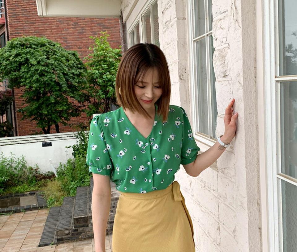 花柄ボタンVネックブラウス・全3色・t62142 レディース 【bl】 韓国 ファッション トップス ブラウス 半袖 ラブリー 花柄 Vネック 5分丈 パフスリーブ フェミニン ボリューム 体型カバー スリム 細身 夏 春