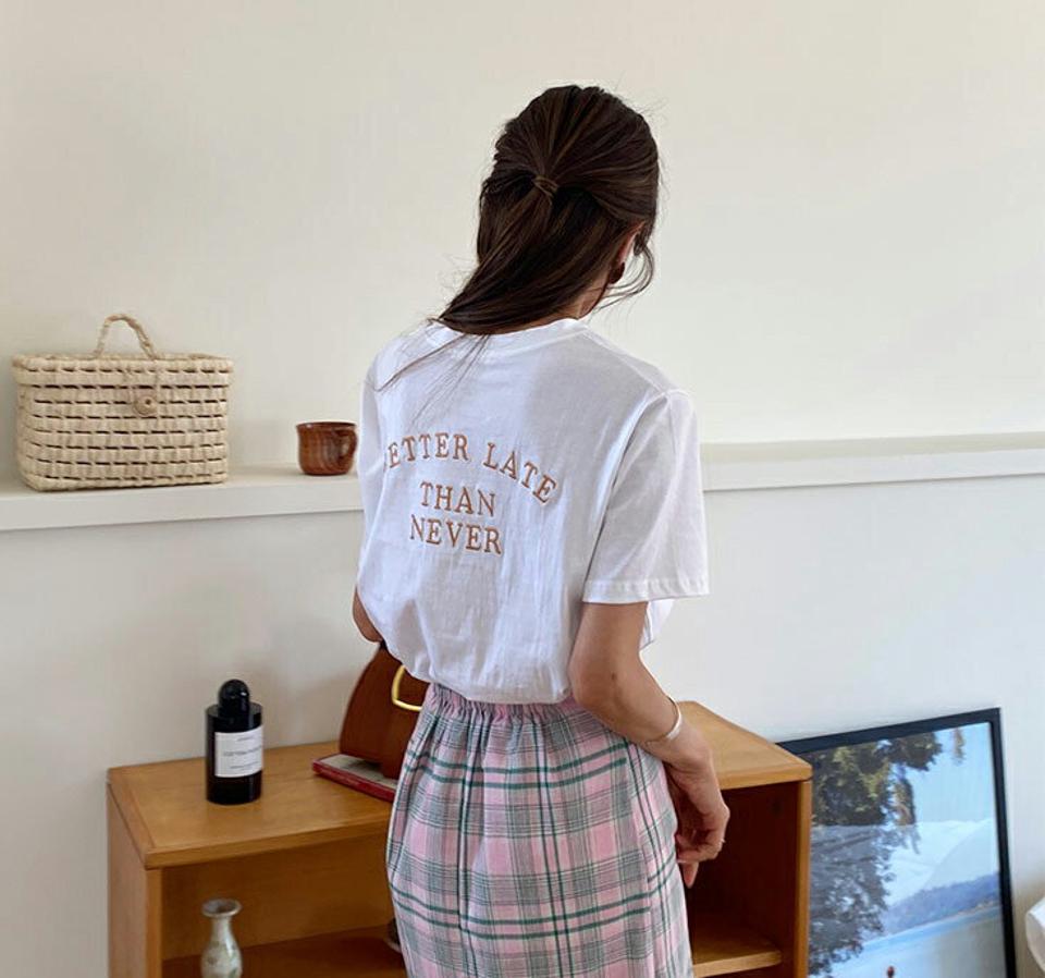 レタリング刺繍半袖Tシャツ・全4色・t63850 レディース 【tops】 韓国 ファッション トップス Tシャツ 半袖 デイリー ルーズ レタリング 刺繍 ラウンドネック ロゴ カジュアル 細身 体型カーバー 夏 春