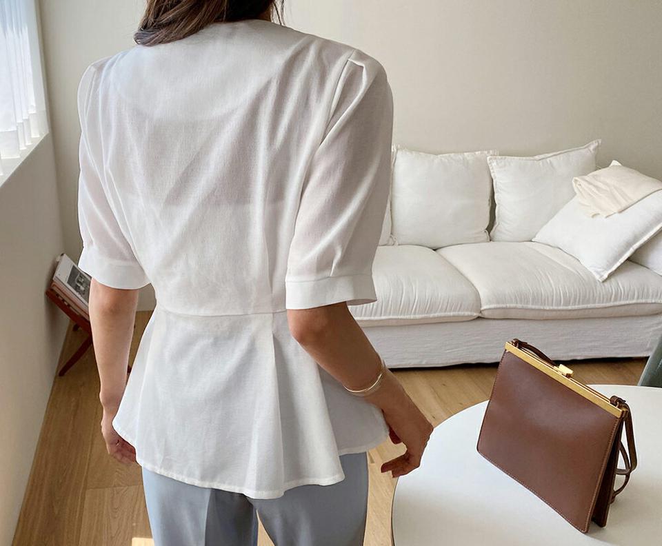 ゴールドボタンラップブラウス・全4色・t63855 レディース 【bl】 韓国 ファッション トップス ブラウス 半袖 ゴールド ボタン ラップ リボン 5分丈スリーブ フレア フェミニン ボリューム 体型カバー スリム 細身 Vネック 夏 春