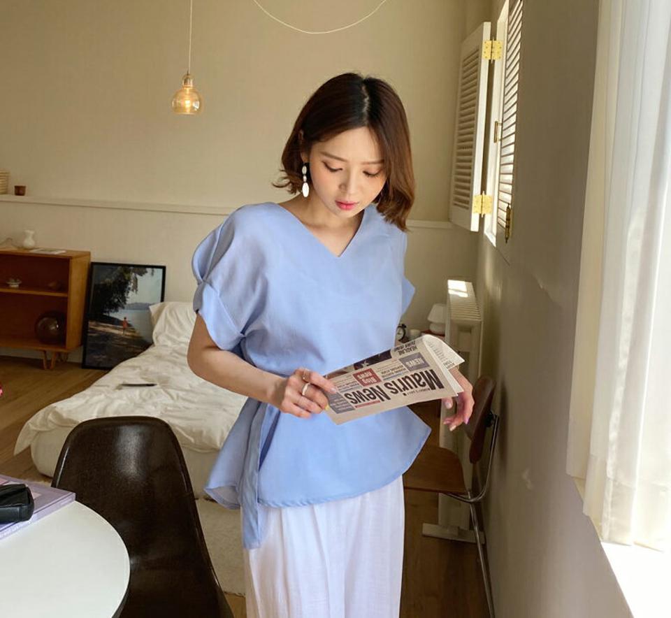 ストラップ付Vネックルーズブラウス・全4色・b63853 レディース 【bl】 韓国 ファッション トップス ブラウス 半袖 Vネック フェミニン ショート パフスリーブ ロールアップ ストラップ ボリューム 体型カバー スリム 細身 夏 春