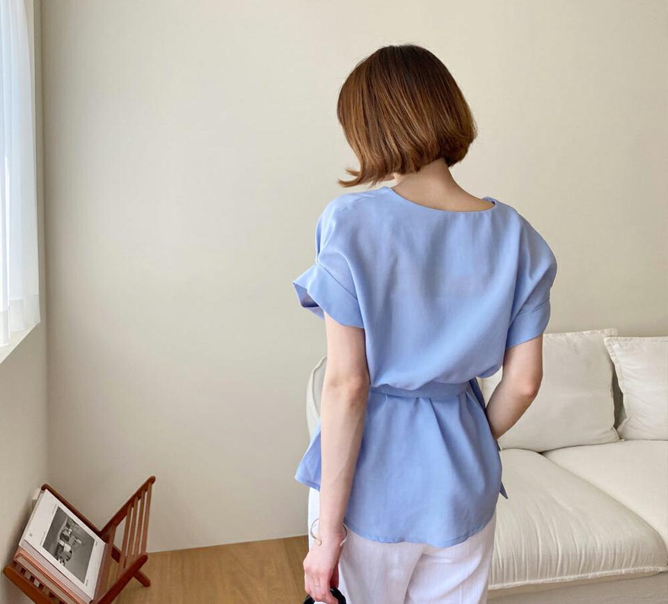 ストラップ付Vネックルーズブラウス・全4色・b63853 レディース 【bl】 韓国 ファッション トップス ブラウス 半袖 Vネック フェミニン ショート パフスリーブ ロールアップ ストラップ ボリューム 体型カバー スリム 細身 夏 春