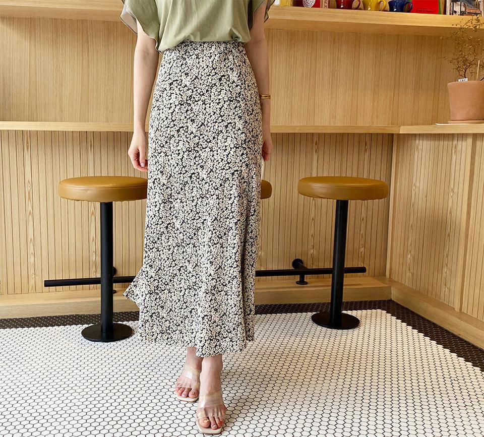 小花柄フレアスカート・全2色・t63827 レディース 【sk】 韓国 ファッション ボトムス スカート ロング ロングスカート フェミニン 花柄 フラワー パターン 小花柄 Aライン 体型カバー 細身 スリム フィット 夏 春