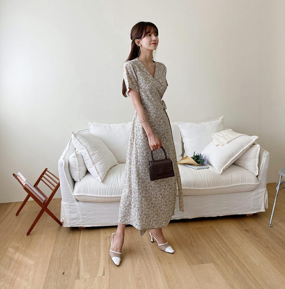 小花柄Vネックラップワンピース・全2色・t63858 レディース 【ops】 韓国 ファッション ワンピース ロング ロングワンピース 半袖 花柄 フラワー パターン 小花柄 Vネック ラップ リボン 上品 フェミニン 細身 体型カバー フィット スリム 夏 春