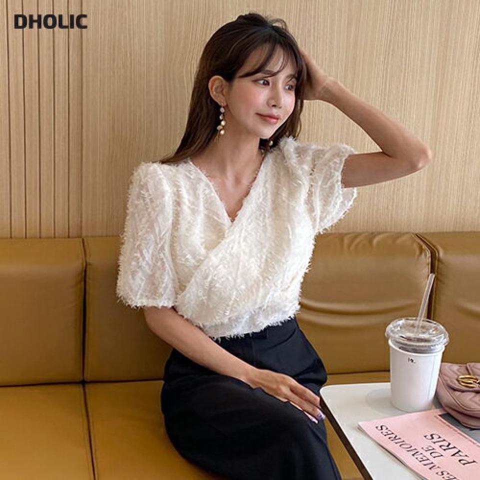 【全品10%OFF】ツイストテクスチャーブラウス・全3色・t63852 レディース 【bl】【韓国 ファッション トップス ブラウス 半袖 Vネック ツイスト ふわふわ シースルー フレア ハーフスリーブ ボリューム 体型カバー スリム 上品 フェミニン 夏 春】