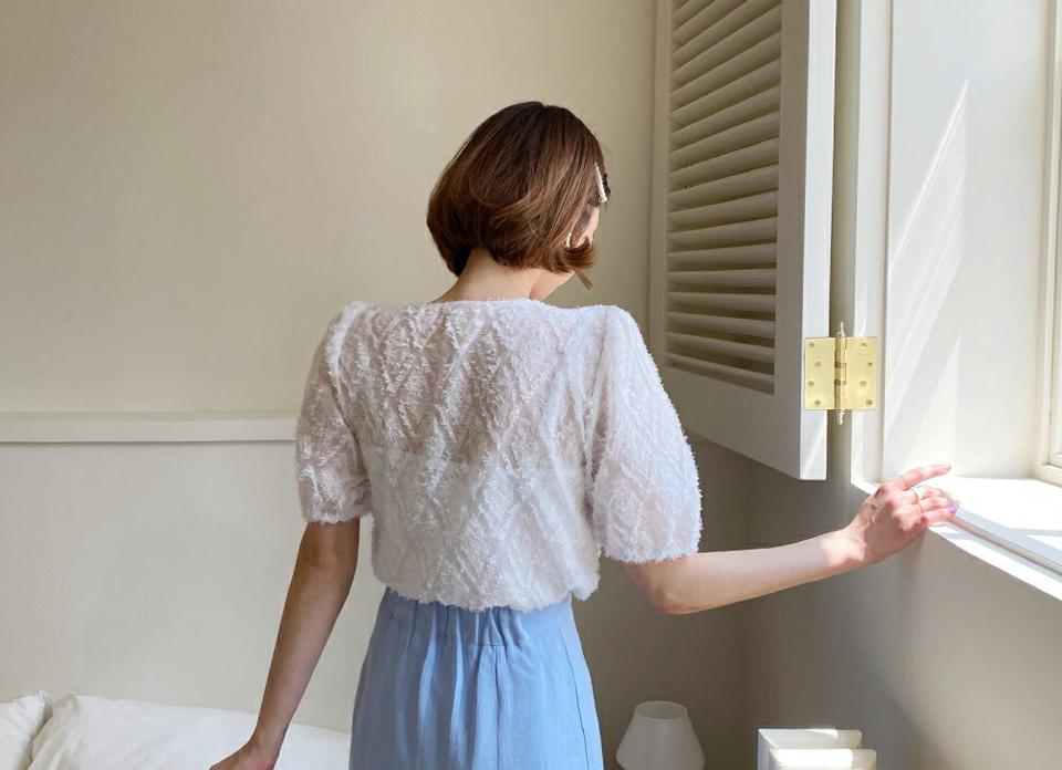 【全品10%OFF】ツイストテクスチャーブラウス・全3色・t63852 レディース 【bl】【韓国 ファッション トップス ブラウス 半袖 Vネック ツイスト ふわふわ シースルー フレア ハーフスリーブ ボリューム 体型カバー スリム 上品 フェミニン 夏 春】