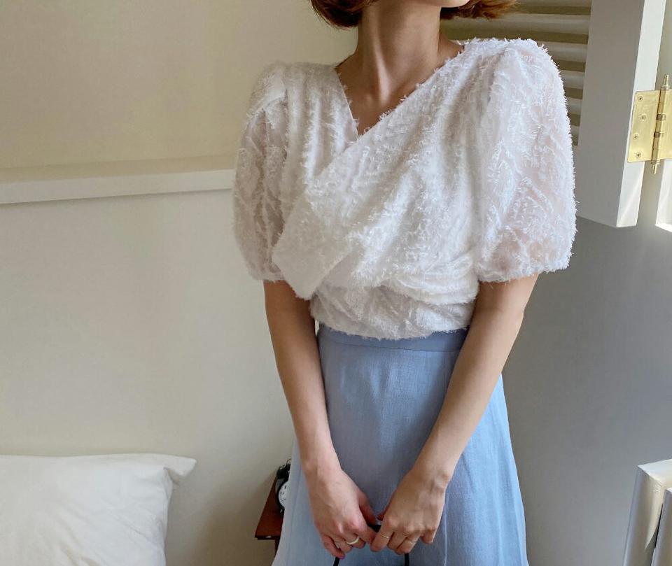 【全品10%OFF】ツイストテクスチャーブラウス・全3色・t63852 レディース 【bl】【韓国 ファッション トップス ブラウス 半袖 Vネック ツイスト ふわふわ シースルー フレア ハーフスリーブ ボリューム 体型カバー スリム 上品 フェミニン 夏 春】