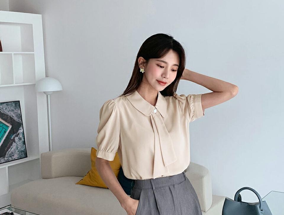 リボン付フェイクパールブラウス・全3色・t65424 レディース 【bl】【韓国 ファッション トップス ブラウス 半袖 大人 カラー パール アンバランス リボン パフスリーブ 無地 フェミニン ボリューム 体型カバー スリム 細身 夏 春】