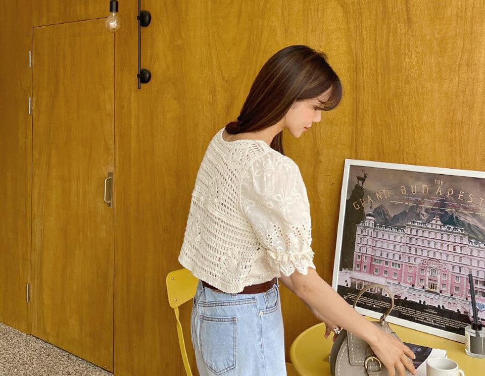 パフクロップド丈ニット・全2色・b65256 レディース 【tops】 韓国 ファッション トップス ニット 半袖 デイリー クロップド丈 Vネック 異素材 アイレット レース ハーフスリーブ 花柄 フラワー パターン 細身 体型カーバー フェミニン クロシェ 上品 夏 春