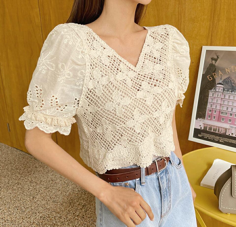 パフクロップド丈ニット・全2色・b65256 レディース 【tops】 韓国 ファッション トップス ニット 半袖 デイリー クロップド丈 Vネック 異素材 アイレット レース ハーフスリーブ 花柄 フラワー パターン 細身 体型カーバー フェミニン クロシェ 上品 夏 春