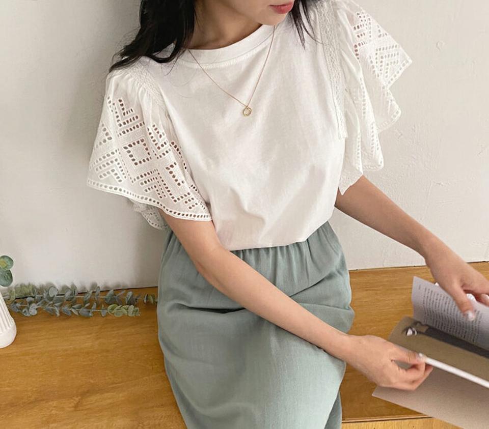パンチングスリーブTシャツ・全2色・b64239 レディース 【tops】 韓国ファッション トップス Tシャツ 半袖 ラブリー パンチング ラウンドネック フレア ショートスリーブ 細身 カジュアル ガーリー 春 夏 NIJU