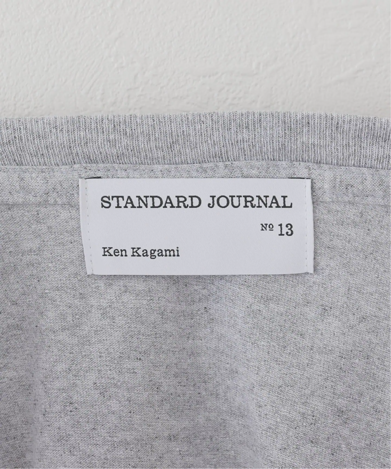 【STANDARD JOURNAL/スタンダード ジャーナル】by KAGAMI アメリカトカノダイガクTEE（JOURNAL STANDARD）