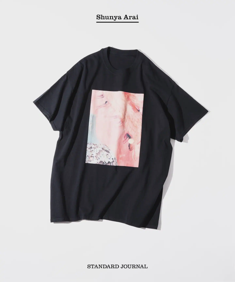 【STANDARD JOURNAL / スタンダード ジャーナル】by ARAI PINK Print TEE（JOURNAL STANDARD）