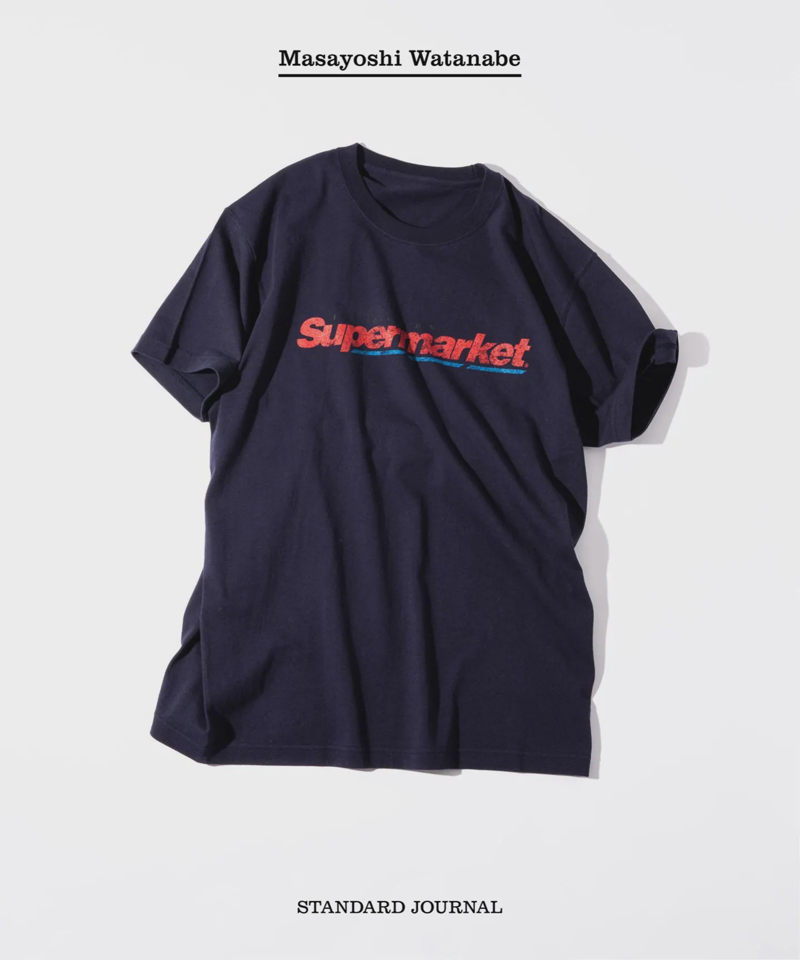 【STANDARD JOURNAL / スタンダード ジャーナル】by WATANABE Supermarket Print Tee（JOURNAL STANDARD）