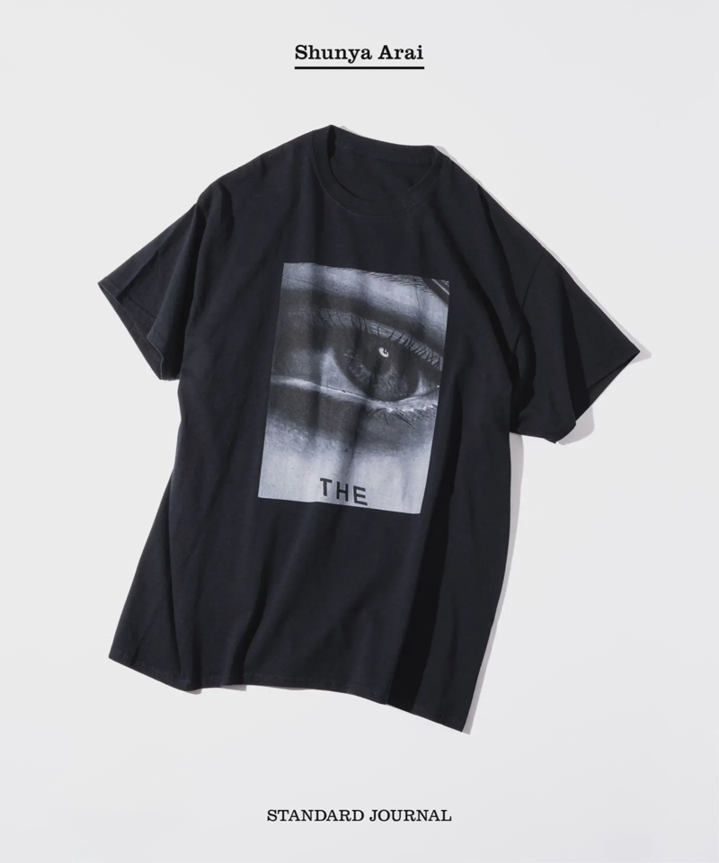 【STANDARD JOURNAL/スタンダード ジャーナル】by ARAI THE EYES Print TEE（JOURNAL STANDARD）