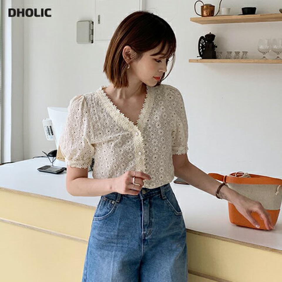 Vネックアイレットレースブラウス・全2色・b63884 レディース 【bl】【韓国 ファッション トップス ブラウス 半袖 大人 花柄 フラワー パターン レース Vネック パンチング 体型カバー スリム 細身 上品 フェミニン 5分丈 パフスリーブ 夏 春】