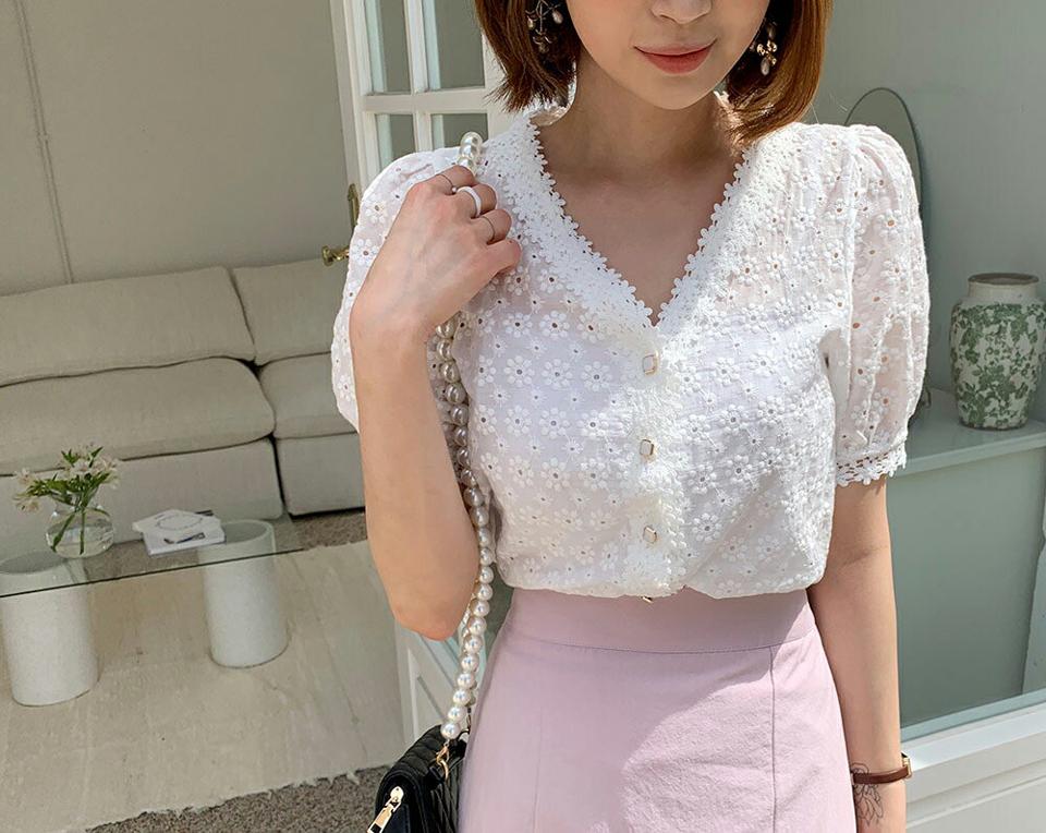 Vネックアイレットレースブラウス・全2色・b63884 レディース 【bl】【韓国 ファッション トップス ブラウス 半袖 大人 花柄 フラワー パターン レース Vネック パンチング 体型カバー スリム 細身 上品 フェミニン 5分丈 パフスリーブ 夏 春】
