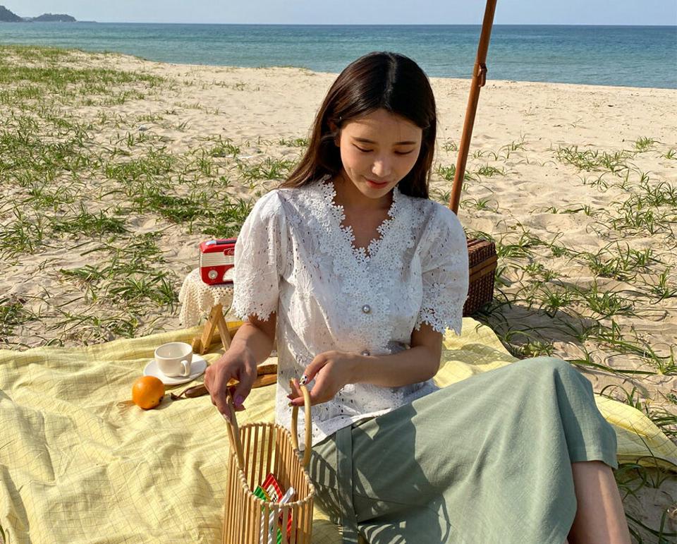 Vネックレースパフブラウス・全3色・b63886 レディース 【bl】 韓国ファッション トップス ブラウス 半袖 大人 花柄 フラワー パターン レース Vネック ハーフスリーブ スリム 細身 上品 フェミニン 夏 春