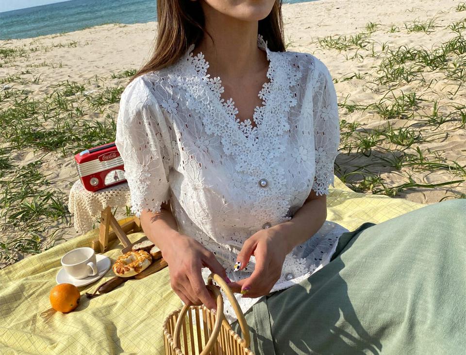 Vネックレースパフブラウス・全3色・b63886 レディース 【bl】 韓国ファッション トップス ブラウス 半袖 大人 花柄 フラワー パターン レース Vネック ハーフスリーブ スリム 細身 上品 フェミニン 夏 春