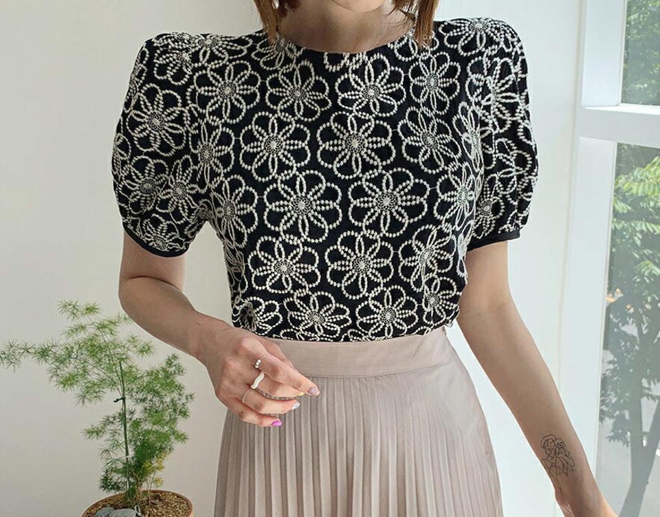 花柄刺繍ブラウス・全2色・b62187 レディース 【bl】 韓国 ファッション トップス ブラウス 半袖 大人 花柄 フラワー パターン 刺繍 ラウンドネック パフスリーブ 体型カバー スリム 細身 上品 フェミニン 夏 春