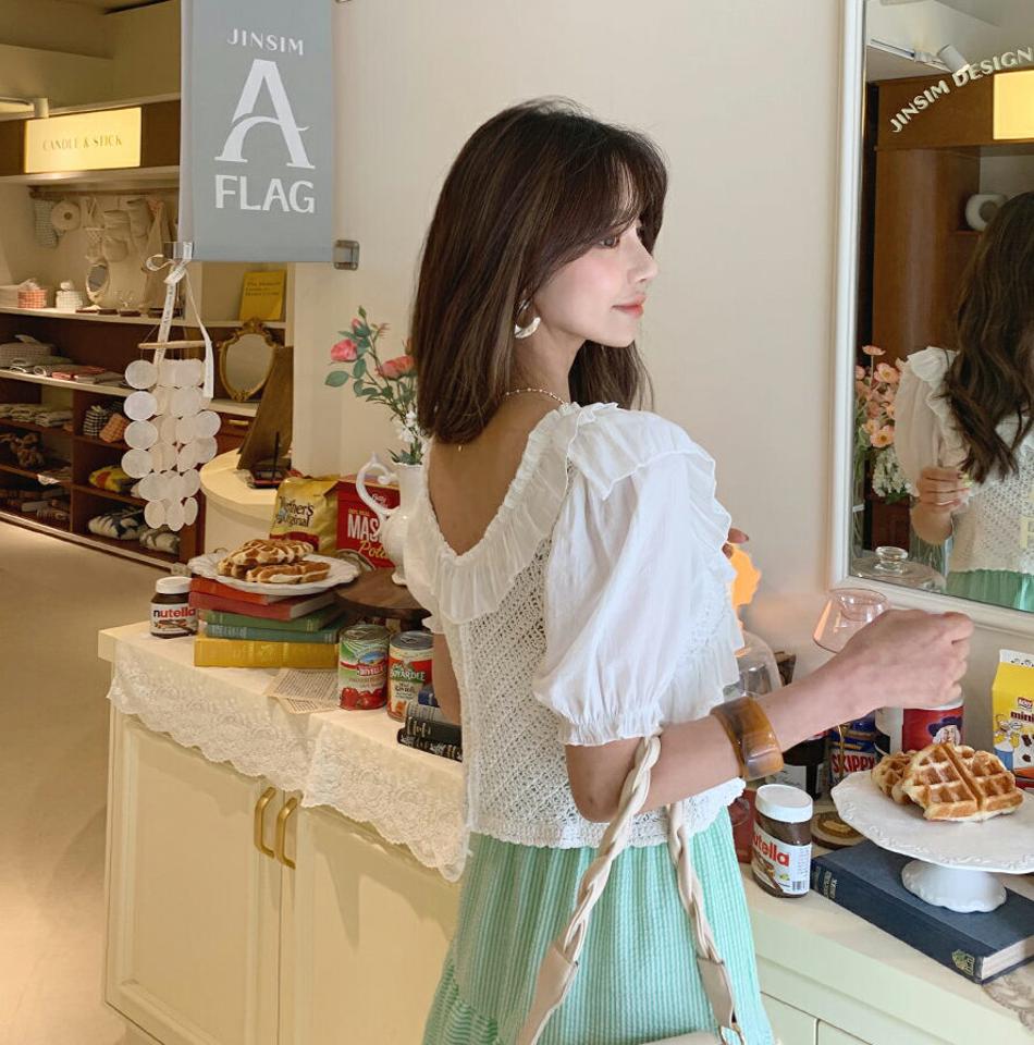 フリルニットブラウス・全2色・t62186 レディース 【bl】 韓国 ファッション トップス ブラウス 半袖 大人 ニット フリル ゴム パフスリーブ Vネック 異素材 体型カバー スリム 細身 上品 フェミニン クロシェ 夏 春