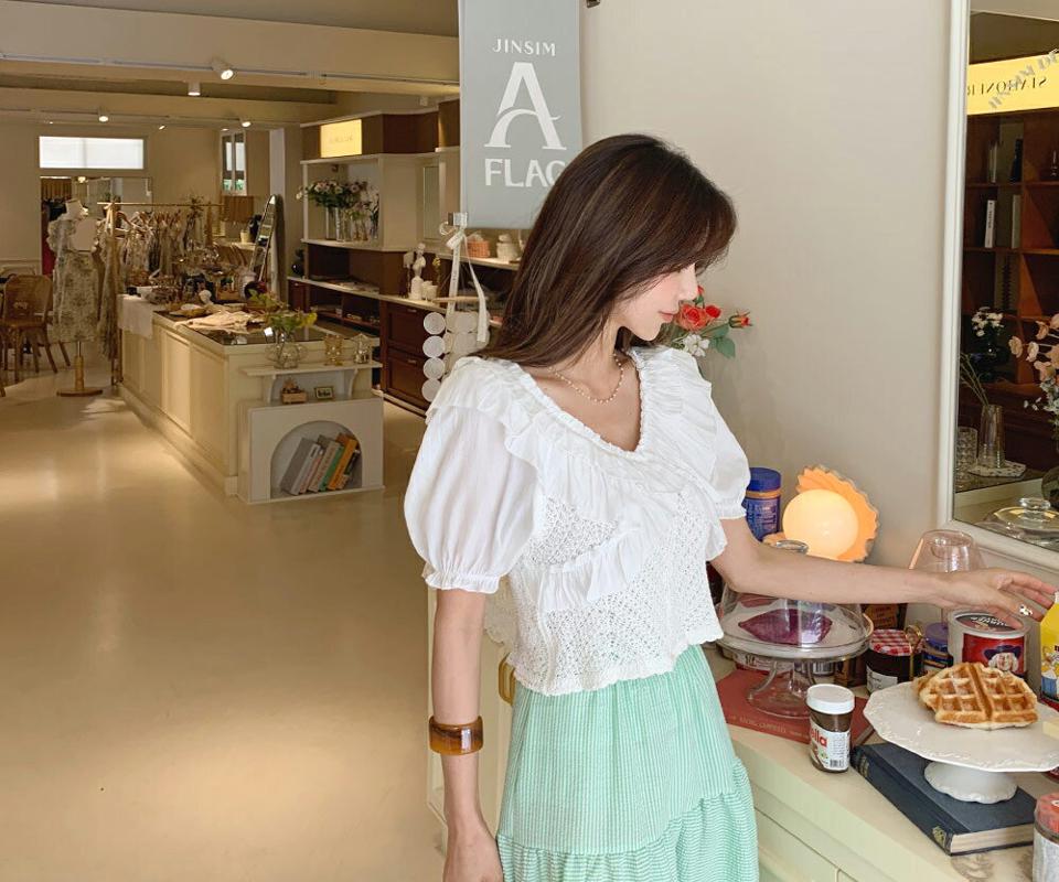 フリルニットブラウス・全2色・t62186 レディース 【bl】 韓国 ファッション トップス ブラウス 半袖 大人 ニット フリル ゴム パフスリーブ Vネック 異素材 体型カバー スリム 細身 上品 フェミニン クロシェ 夏 春