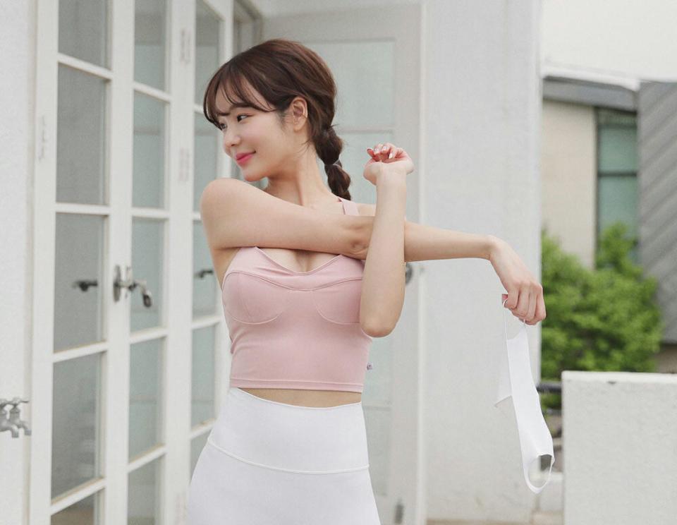 バッククロスブラトップ・全4色・d44649 レディース 【tops】 韓国 ファッション トップス Tシャツ スリーブレス ブラトップ クロス パッド ノンワイヤー メリハリ 体型カーバー 細身 スリム フィット フィットネス ジム ヨガ 夏 春