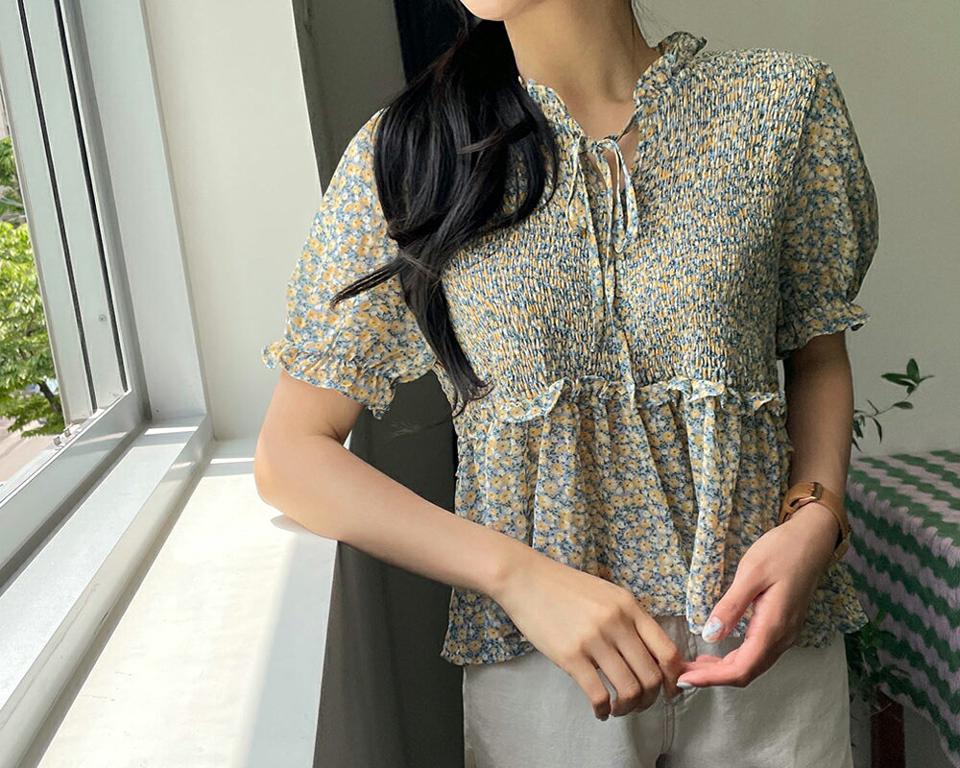 花柄リボンシャーリングブラウス・全2色・t64292 レディース 【bl】 トップス ブラウス 半袖 花柄 フラワー 小花柄 りぼん シャーリング フェミニン 可愛い かわいい フリルネック 春 夏 韓国 ファッション NIJU