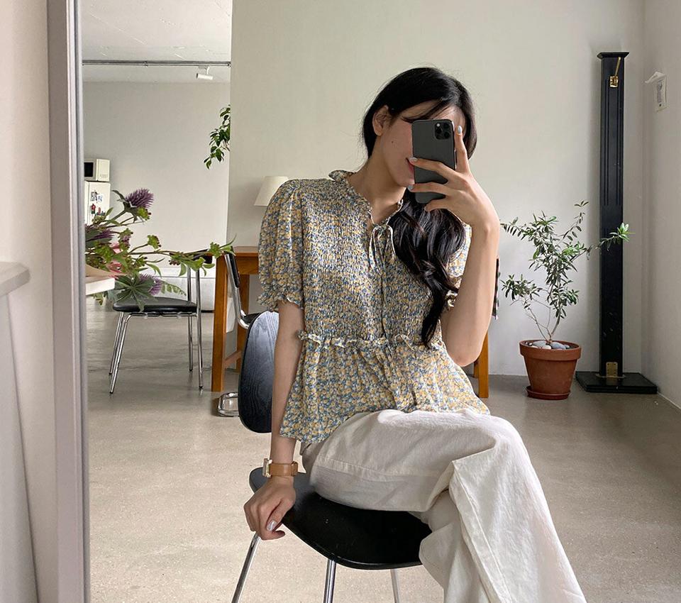 花柄リボンシャーリングブラウス・全2色・t64292 レディース 【bl】 トップス ブラウス 半袖 花柄 フラワー 小花柄 りぼん シャーリング フェミニン 可愛い かわいい フリルネック 春 夏 韓国 ファッション NIJU