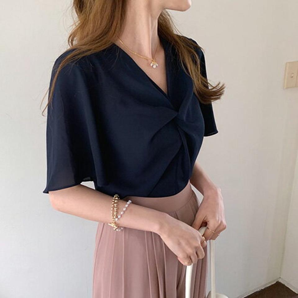 Vネックツイストブラウス・全4色・b68781 レディース 【bl】 トップス ブラウス ツイスト Vネック 半袖 ハーフスリーブ 上品 フェミニン 単色 シンプル 春 夏 韓国 ファッション ハイホリHIHOLLI