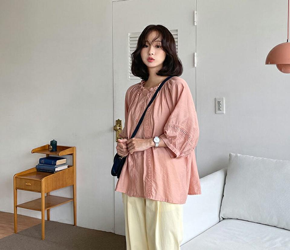 2WAYパンチングフリルブラウス・全3色・b62231 レディース 【bl】 トップス ブラウス フリル パンチング オフショルダー 七分丈 七分袖 7分丈 7分袖 かわいい フリルネック 春 秋 韓国 ファッション