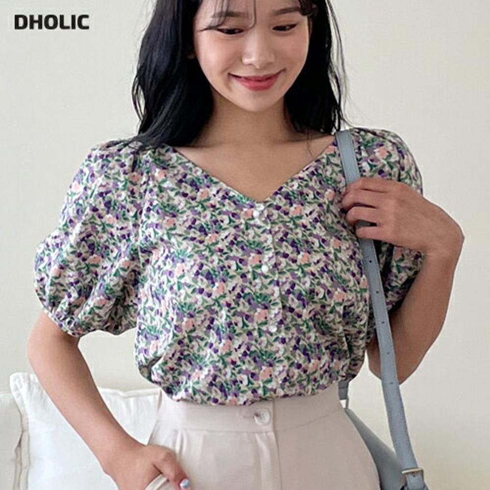 Vネック花柄ブラウス・全2色・e00010 レディース 【bl】 トップス ブラウス 半袖 ハーフスリーブ Vネック 花柄 レトロ 鎖骨 デコルテ かわいい 可愛い パフ袖 パフスリーブ 春 夏 韓国ファッション NIJU