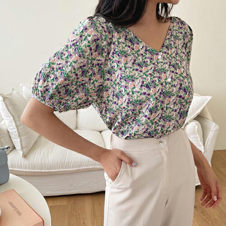 Vネック花柄ブラウス・全2色・e00010 レディース 【bl】 トップス ブラウス 半袖 ハーフスリーブ Vネック 花柄 レトロ 鎖骨 デコルテ かわいい 可愛い パフ袖 パフスリーブ 春 夏 韓国ファッション NIJU