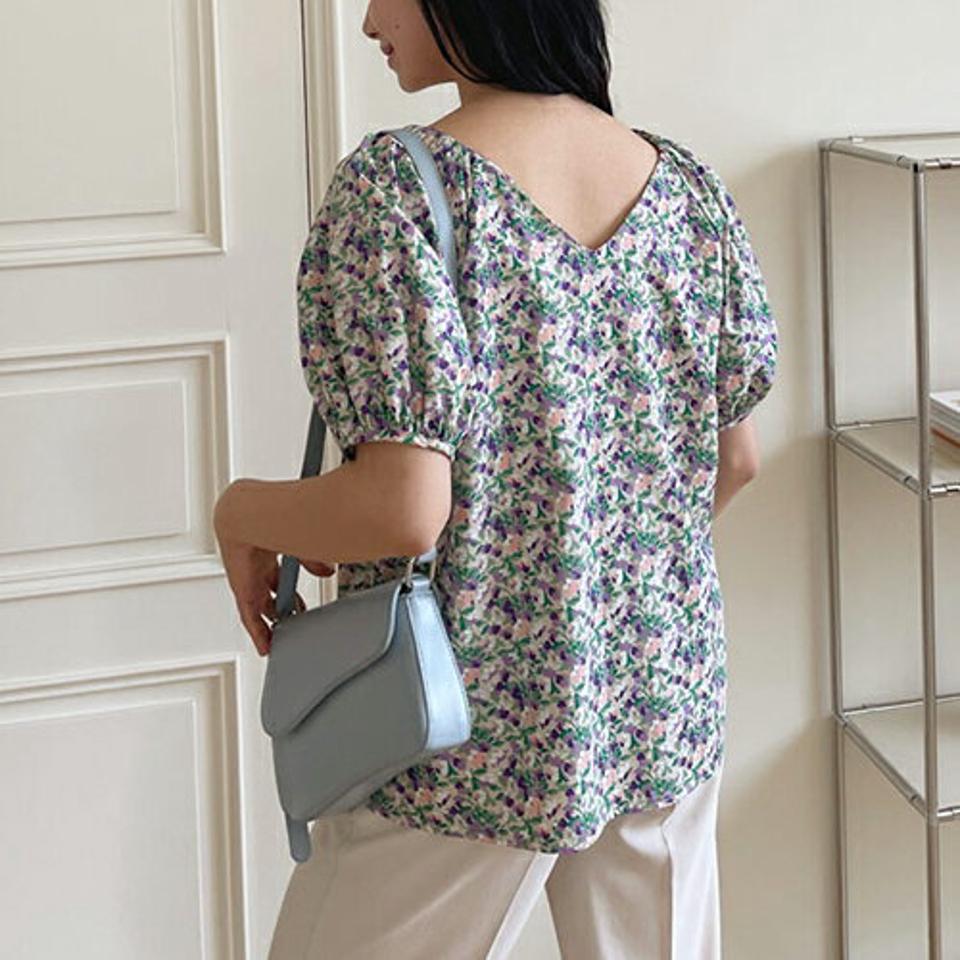 Vネック花柄ブラウス・全2色・e00010 レディース 【bl】 トップス ブラウス 半袖 ハーフスリーブ Vネック 花柄 レトロ 鎖骨 デコルテ かわいい 可愛い パフ袖 パフスリーブ 春 夏 韓国ファッション NIJU