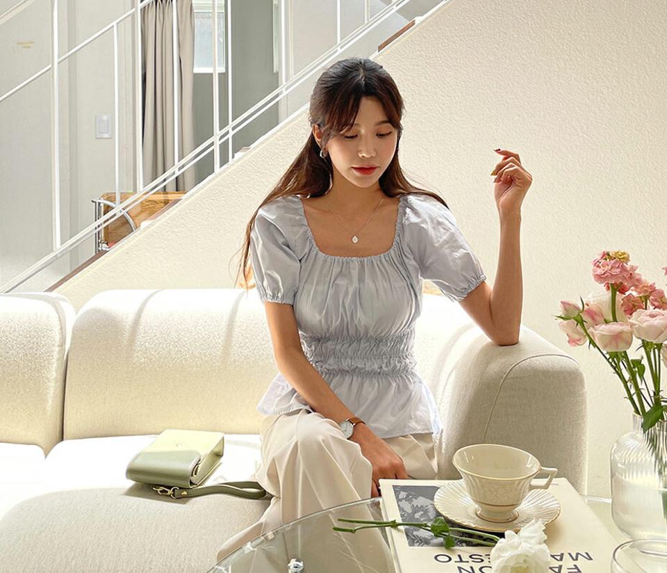 ゴムフレアブラウス・全4色・t57519 レディース 【bl】 韓国 ファッション トップス ブラウス 半袖 大人 ゴム ボリューム Uネック デコルテ 体型カバー スリム 細身 上品 フェミニン ガーリー フィット 夏 春