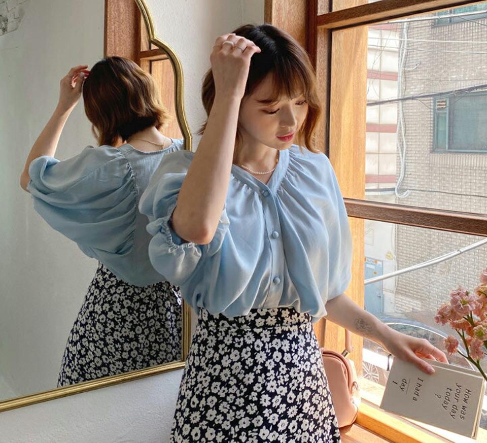 Vネックボタンギャザーブラウス・全2色・b57540 レディース 【bl】 韓国 ファッション トップス ブラウス 半袖 大人 ギャザー ボリューム 上品 Vネック 7分丈 バルーン スリーブ クロップド丈 体型カバー スリム 細身 夏 春