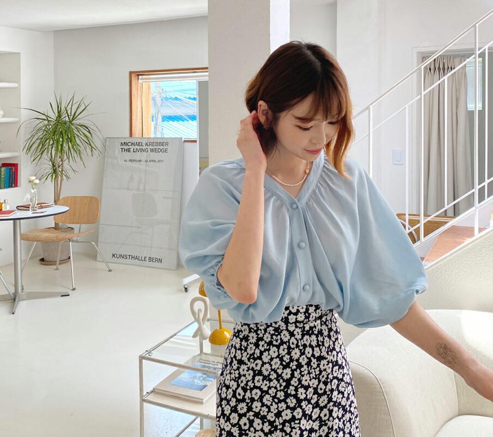 Vネックボタンギャザーブラウス・全2色・b57540 レディース 【bl】 韓国 ファッション トップス ブラウス 半袖 大人 ギャザー ボリューム 上品 Vネック 7分丈 バルーン スリーブ クロップド丈 体型カバー スリム 細身 夏 春