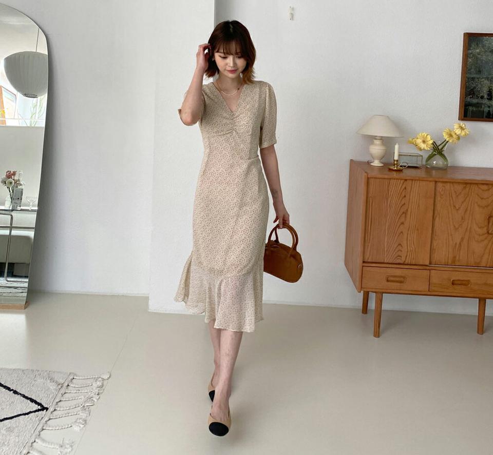 Vネック小花柄ロングワンピース・全2色・t57526 レディース 【ops】 韓国 ファッション ワンピース ロング ロングワンピース 半袖 ギャザー ボリューム Vネック ハーフスリーブ 花柄 フラワー パターン フェミニン 体型カバー 夏 春