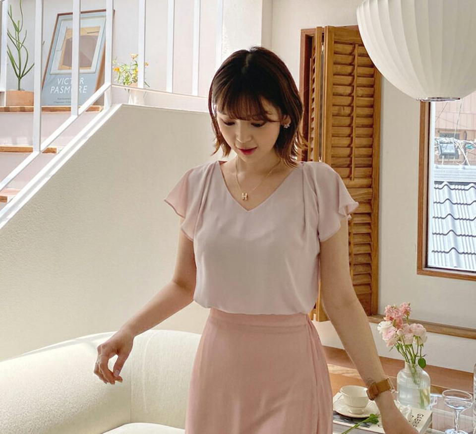 Vネックショルダータックブラウス・全3色・t57522 レディース 【bl】 韓国 ファッション トップス ブラウス 半袖 大人 Vネック ショートスリーブ フリル 体型カバー スリム 細身 上品 無地 フェミニン 夏 春