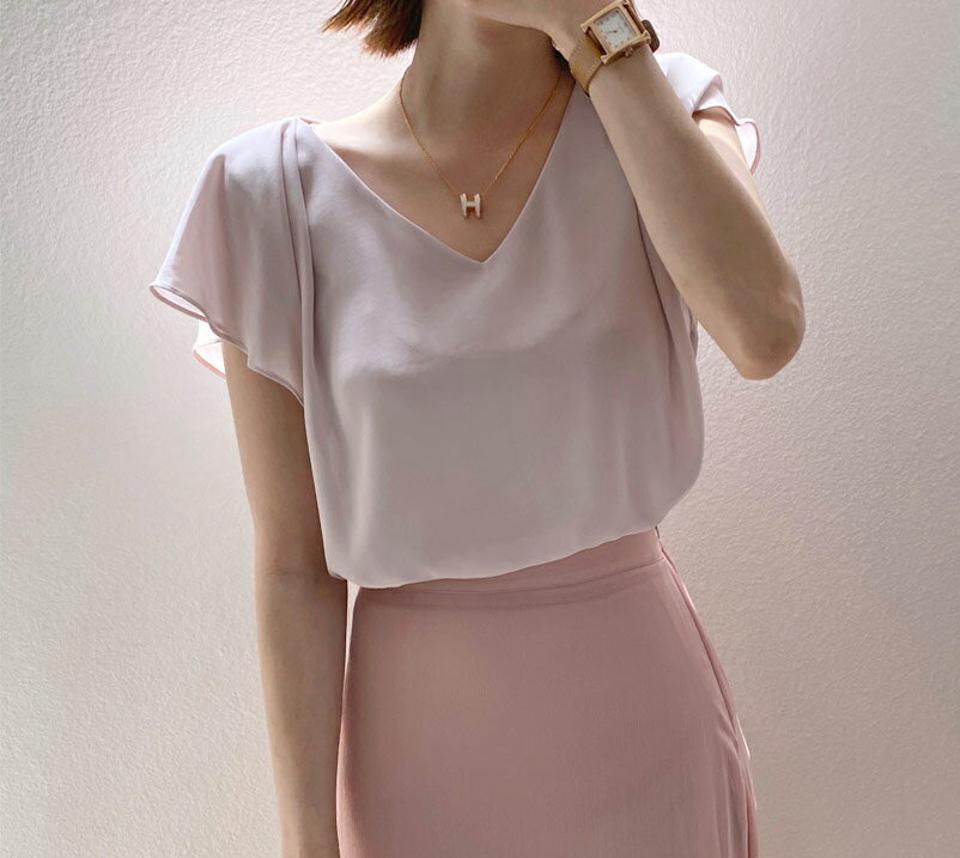 Vネックショルダータックブラウス・全3色・t57522 レディース 【bl】 韓国 ファッション トップス ブラウス 半袖 大人 Vネック ショートスリーブ フリル 体型カバー スリム 細身 上品 無地 フェミニン 夏 春