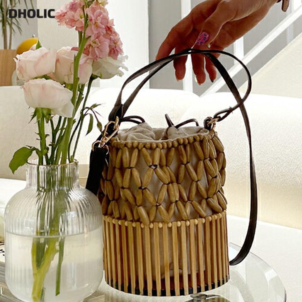 Vネックフリルフラワーブラウス・全1色・b57493 レディース 【bl】 韓国 ファッション トップス ブラウス 半袖 大人 花柄 フラワー パターン 小花柄 Vネック フリル 体型カバー スリム 細身 上品 フェミニン ガーリー デコルテ 夏 春