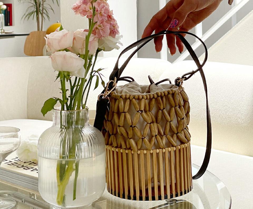 Vネックフリルフラワーブラウス・全1色・b57493 レディース 【bl】 韓国 ファッション トップス ブラウス 半袖 大人 花柄 フラワー パターン 小花柄 Vネック フリル 体型カバー スリム 細身 上品 フェミニン ガーリー デコルテ 夏 春