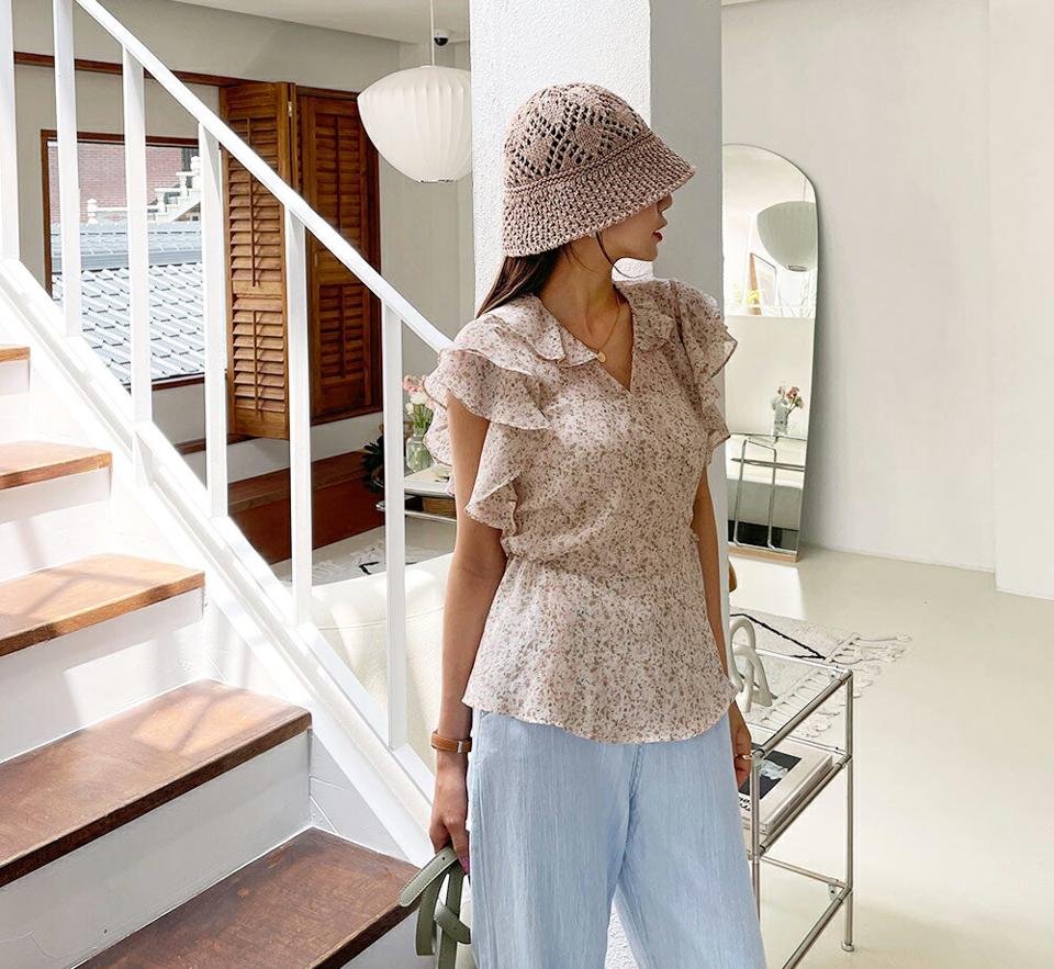 フリル花柄ラップブラウス・全2色・b57521 レディース 【bl】【韓国 ファッション トップス ブラウス 半袖 大人 花柄 フラワー パターン 小花柄 ラップ フリル リボン フレア 体型カバー スリム 細身 上品 フェミニン 夏 春】