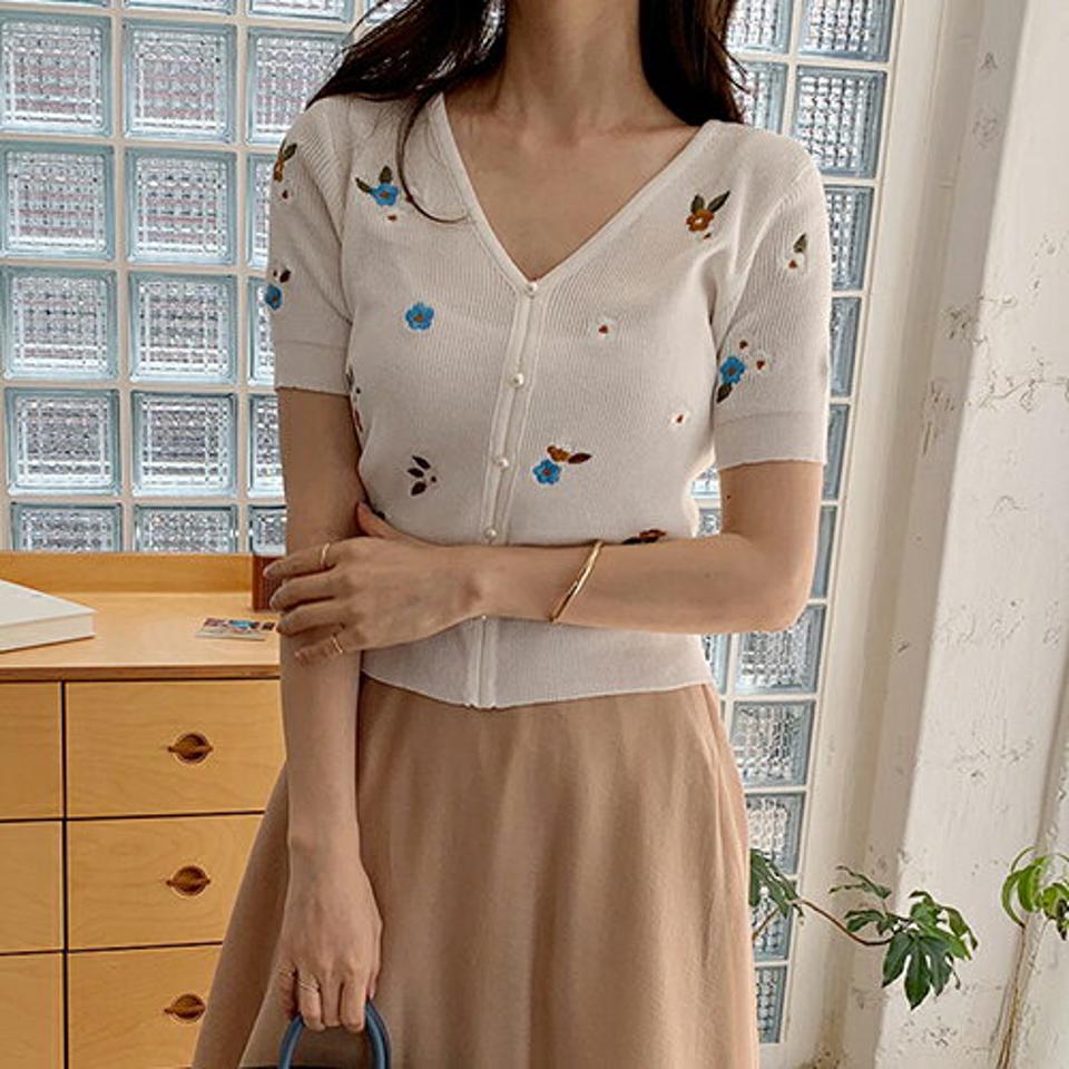 花柄刺繍パール調ボタンニット・全3色・b68901 レディース 【tops】 トップス ニット ニットトップス 半袖 花柄 刺繍 パールボタン 可愛い かわいい 春 夏 韓国ファッション ハイホリHIHOLLI