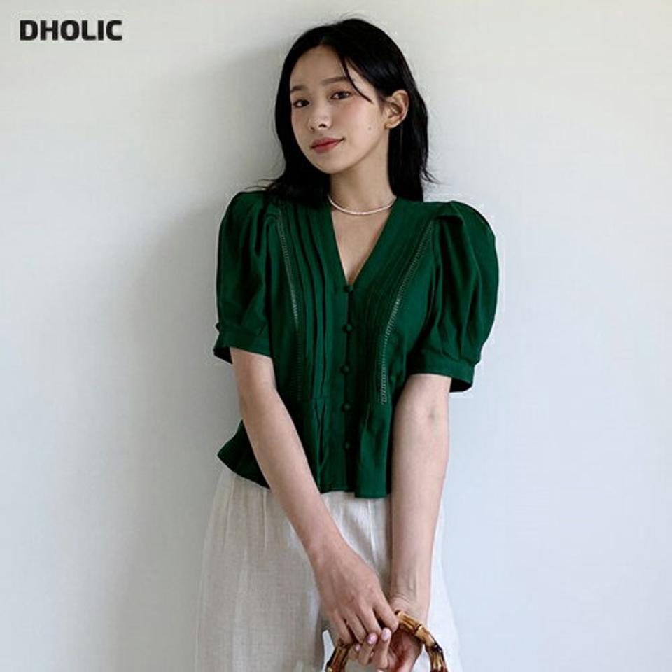 ネックタックボタンブラウス・全2色・b64336 レディース 【bl】 トップス ブラウス 半袖 Vネック くるみボタン パフ袖 パフスリーブ 可愛い かわいい ガーリー 大人 春 夏 韓国 ファッション NIJU