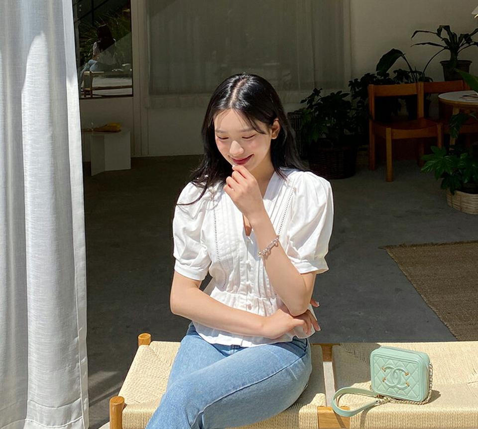 ネックタックボタンブラウス・全2色・b64336 レディース 【bl】 トップス ブラウス 半袖 Vネック くるみボタン パフ袖 パフスリーブ 可愛い かわいい ガーリー 大人 春 夏 韓国 ファッション NIJU