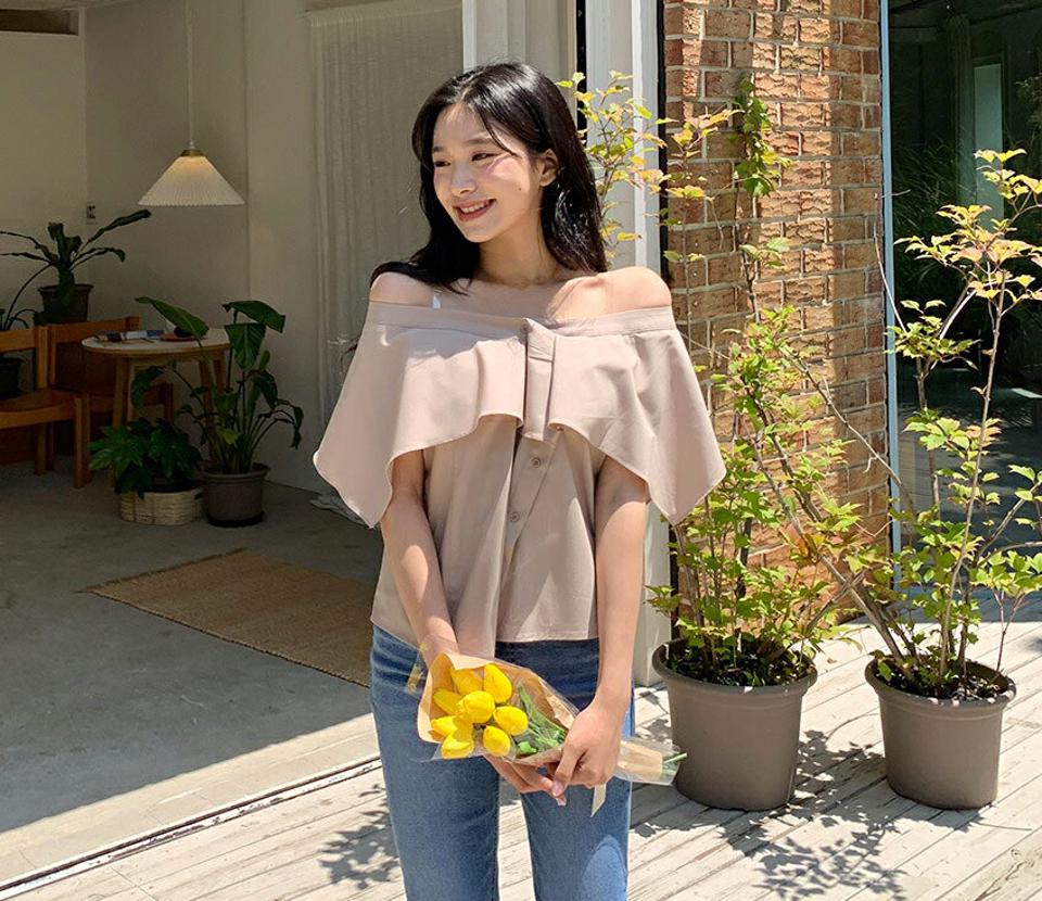 2WAYアンバランスボタンブラウス・全2色・b64334 レディース 【bl】 トップス ブラウス アンバランス 2way オフショルダー ラッフル フリル 単色 フェミニン かわいい 春 夏 韓国 ファッション NIJU