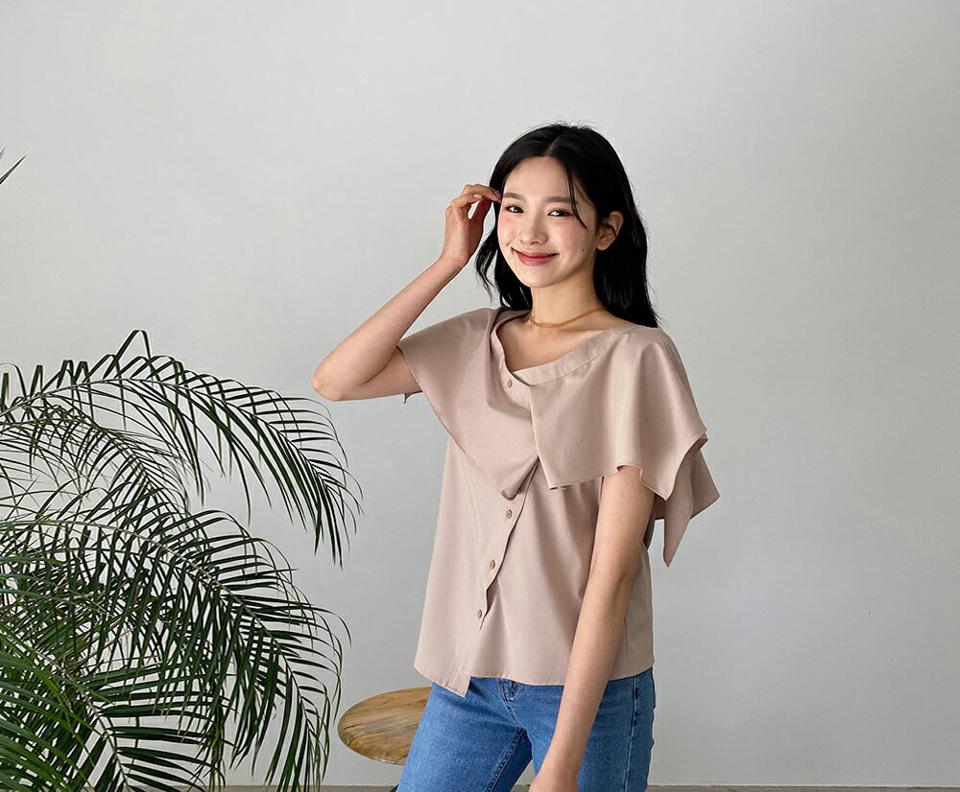 2WAYアンバランスボタンブラウス・全2色・b64334 レディース 【bl】 トップス ブラウス アンバランス 2way オフショルダー ラッフル フリル 単色 フェミニン かわいい 春 夏 韓国 ファッション NIJU