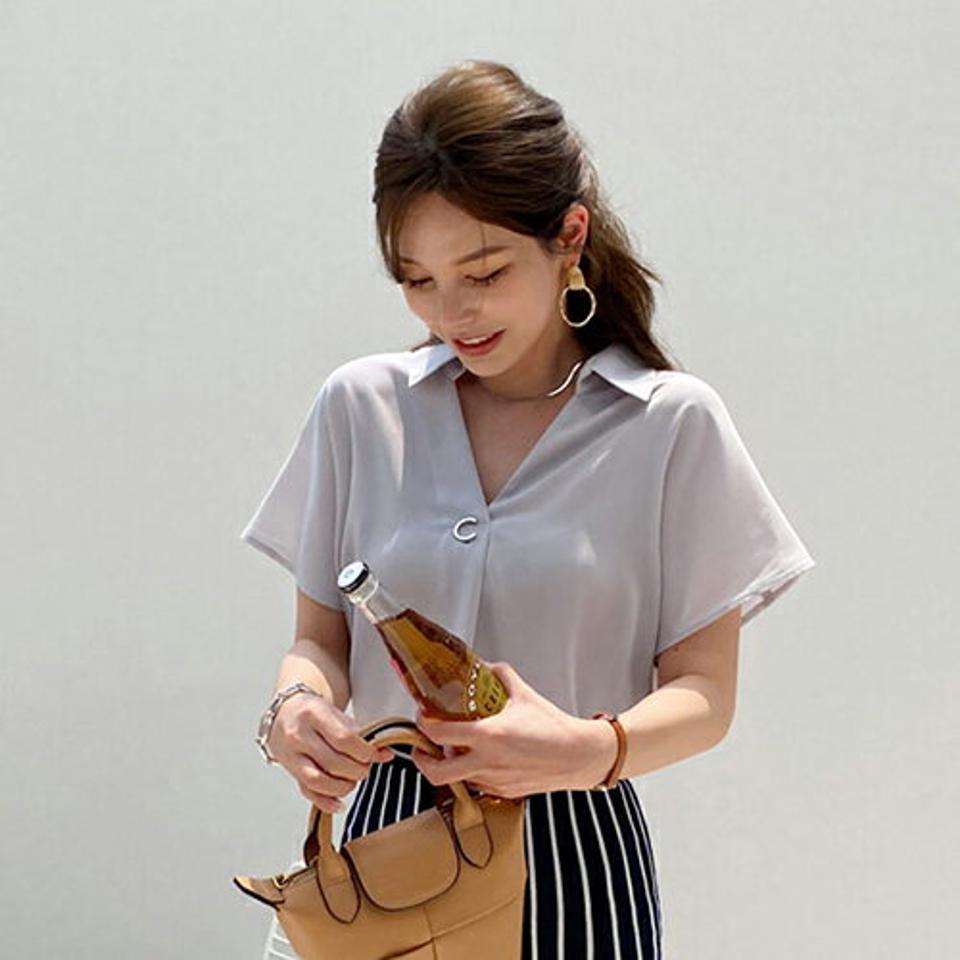 シルバーリングカラーブラウス・全3色・t68957 レディース 【bl】 韓国 ファッション トップス ブラウス デコルテ Vネック オープンカラー 開襟 半袖 ハーフスリーブ 仕事 オフィス パステルカラー カジュアル 夏 春 ハイホリ