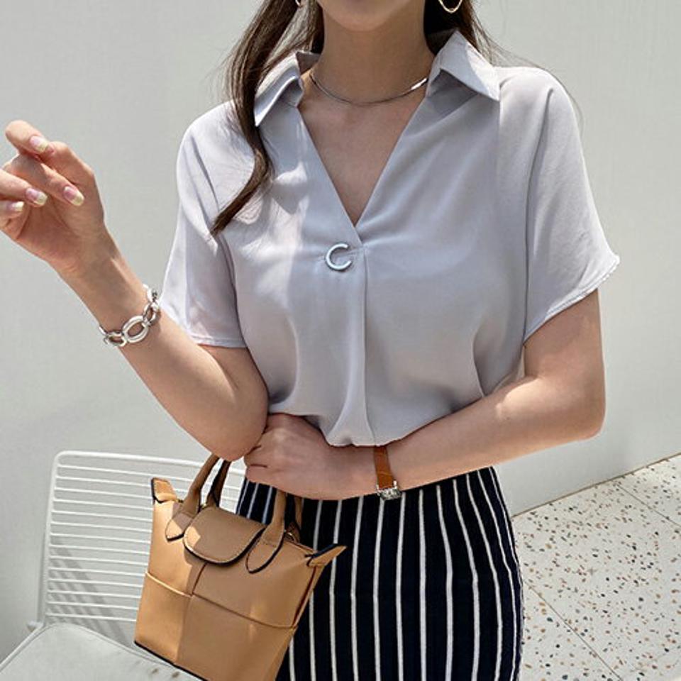 シルバーリングカラーブラウス・全3色・t68957 レディース 【bl】 韓国 ファッション トップス ブラウス デコルテ Vネック オープンカラー 開襟 半袖 ハーフスリーブ 仕事 オフィス パステルカラー カジュアル 夏 春 ハイホリ