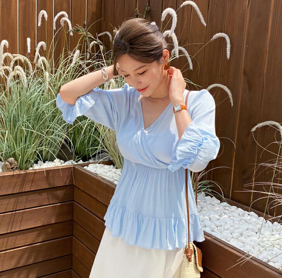 Vネックギャザーブラウス・全3色・t68961 レディース 【bl】 韓国 ファッション トップス ブラウス デコルテ Vネック 半袖 ハーフスリーブ 五分袖 パフスリーブ ぼわん袖 ボリューム袖 無地 ガーリー ペプラム フレア カジュアル 夏 春 ハイホリ